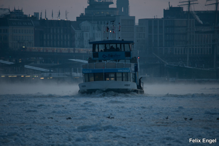 Hamburger Hafen mit Eis